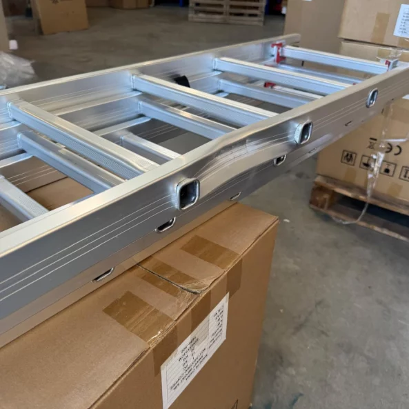 Scara profesionala din aluminiu,3 tronsoane 3 x 7 trepte-PRODUS RESIGILAT!