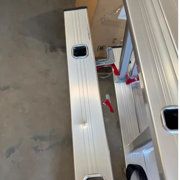 Scara profesionala din aluminiu,3 tronsoane 3 x 7 trepte-PRODUS RESIGILAT!