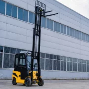 Carretilla elevadora eléctrica NM2, 2 toneladas – altura de elevación 4,5 m, cabina con aire acondicionado