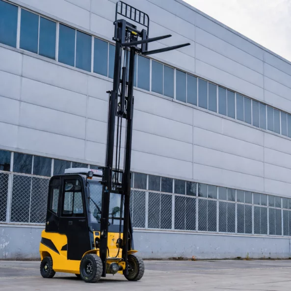 Carretilla elevadora eléctrica NM2, 2 toneladas – altura de elevación 4,5 m, cabina con aire acondicionado