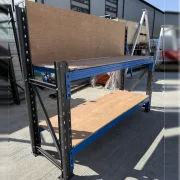 Mesa de trabajo industrial con panel de contrachapado L2000 x D600 x H1000/1500 mm – 1000 kg/nivel, GRIS Y AZUL