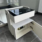 Mesita de noche inteligente con carga inalámbrica de 15W, iluminación LED con 3 colores, caja fuerte integrada y luz nocturna con sensor – color blanco