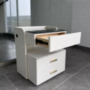 Mesita de noche inteligente con carga inalámbrica de 15W, iluminación LED con 3 colores, caja fuerte integrada y luz nocturna con sensor – color blanco