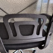 Silla de oficina ergonómica con respaldo de malla, negra