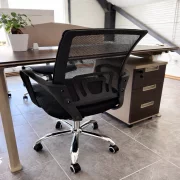 Silla de oficina ergonómica con respaldo de malla, negra