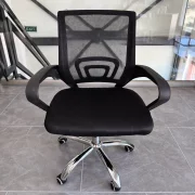 Silla de oficina ergonómica con respaldo de malla, negra