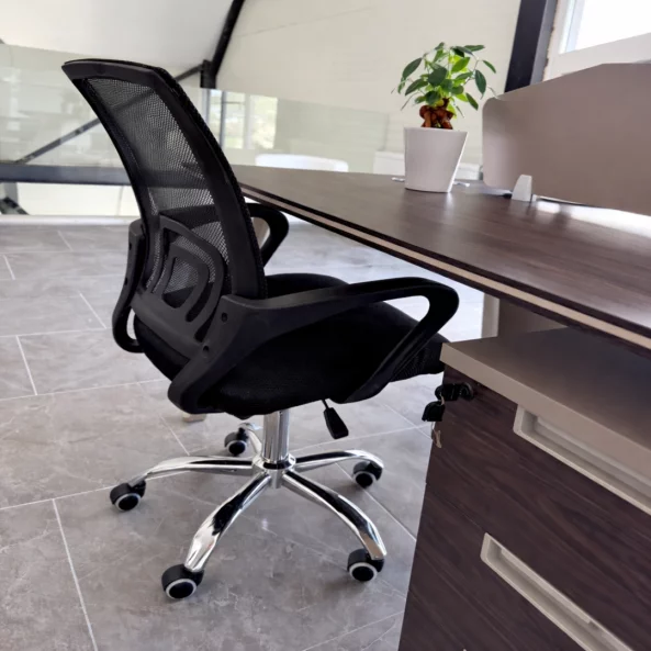 Silla de oficina ergonómica con respaldo de malla, negra