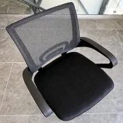 Silla de oficina ergonómica con respaldo de malla, negra