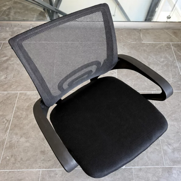 Silla de oficina ergonómica con respaldo de malla, negra