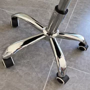 Silla de oficina ergonómica con respaldo de malla, negra