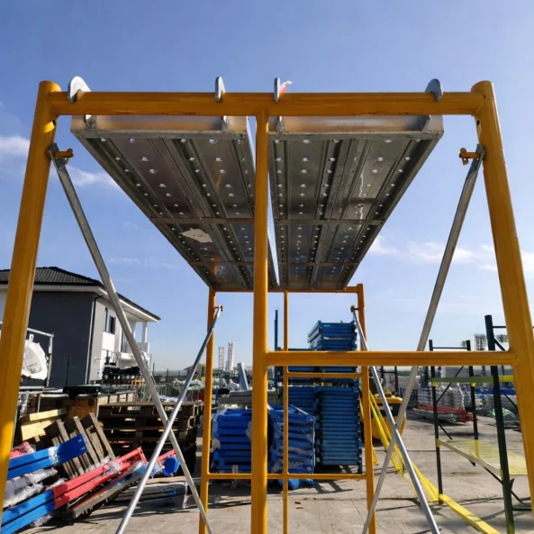 Andamio móvil de acero H4000L1800W900 mm con 4 juegos de diagonales y 2 plataformas.