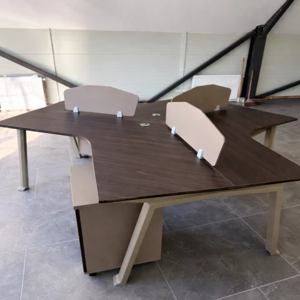 Escritorio operativo Nova 4 con armarios móviles integrados, 3 puestos de trabajo - dimensiones 1000×1000×750 mm