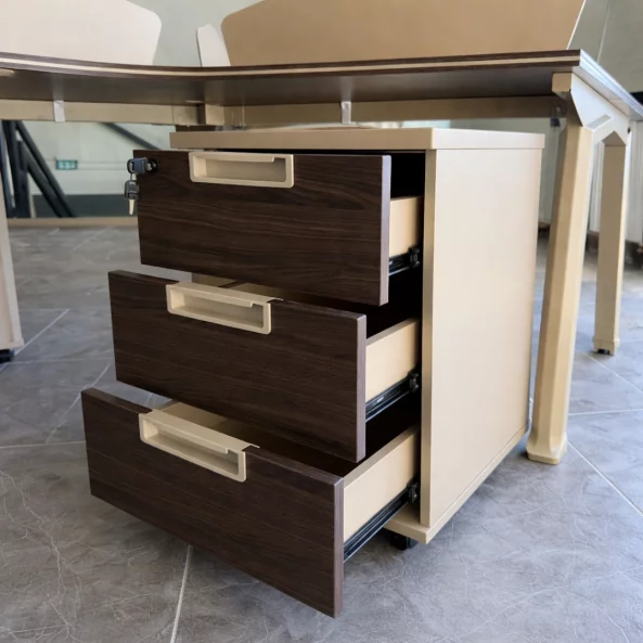 Escritorio operativo Nova 4 con armarios móviles integrados, 3 puestos de trabajo - dimensiones 1000×1000×750 mm