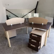 Escritorio operativo Nova 4 con armarios móviles integrados, 3 puestos de trabajo - dimensiones 1000×1000×750 mm