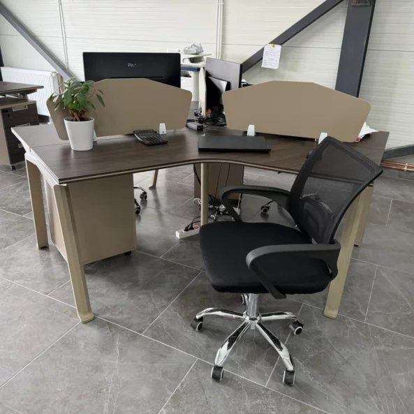 Set Scaun ergonomic cu spatar mesh și Birou Operațional cu 3 Posturi 1000*1000*750 mm