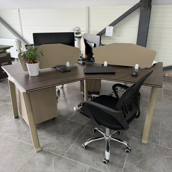 Set Scaun ergonomic cu spatar mesh și Birou Operațional cu 3 Posturi 1000*1000*750 mm