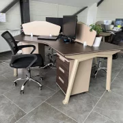 Set Scaun ergonomic cu spatar mesh și Birou Operațional cu 3 Posturi 1000*1000*750 mm