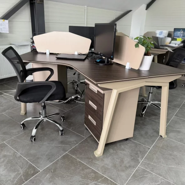 Set Scaun ergonomic cu spatar mesh și Birou Operațional cu 3 Posturi 1000*1000*750 mm