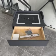 Mesita de noche inteligente con carga inalámbrica de 15W, iluminación LED con 3 colores, caja fuerte integrada y luz nocturna con sensor – color gris antracita
