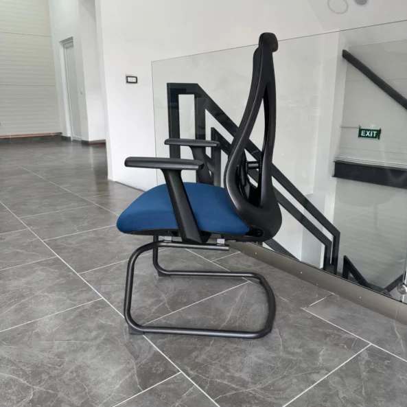 Scaun de birou ergonomic Novaire cu spatar din plasa si brate fixe - dimensiuni W550*D615*H1040 mm