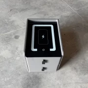 Vekony intelligens ejjeliszekreny vezetek nelkuli toltessel, LED vilagitassal es 2 fiokkal - antracitszurke szinu, modern uveg es fa design