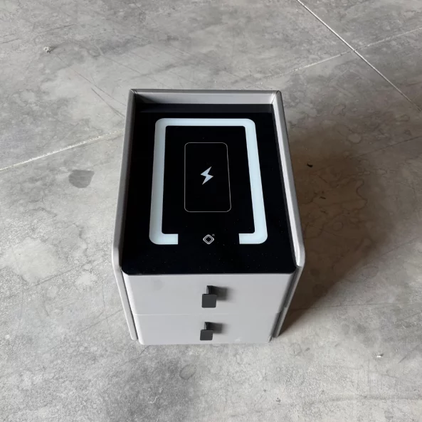 Vekony intelligens ejjeliszekreny vezetek nelkuli toltessel, LED vilagitassal es 2 fiokkal - antracitszurke szinu, modern uveg es fa design