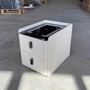 Тънко интелигентно нощно шкафче с безжично зареждане, LED осветление и 2 чекмеджета – бял цвят, модерен дизайн от стъкло и дърво.