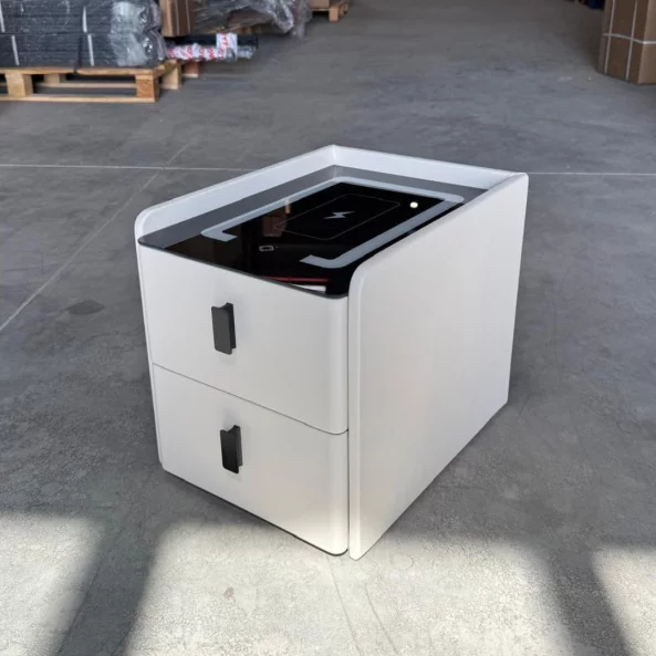 Тънко интелигентно нощно шкафче с безжично зареждане, LED осветление и 2 чекмеджета – бял цвят, модерен дизайн от стъкло и дърво.