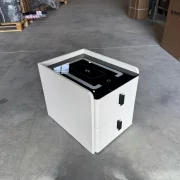 Тънко интелигентно нощно шкафче с безжично зареждане, LED осветление и 2 чекмеджета – бял цвят, модерен дизайн от стъкло и дърво.