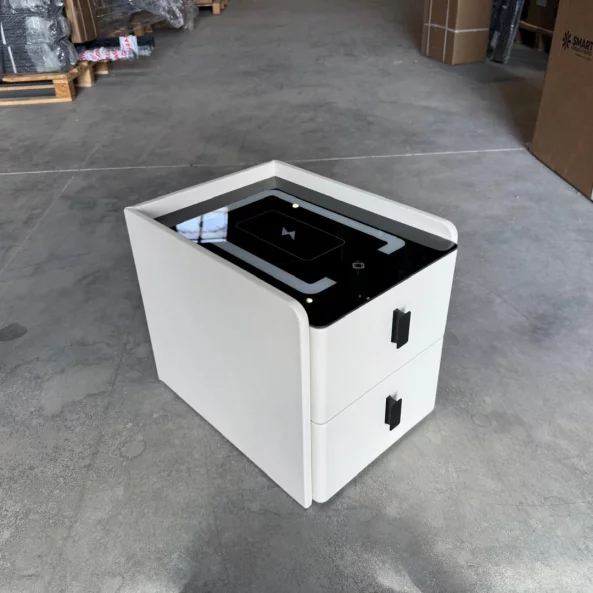 Тънко интелигентно нощно шкафче с безжично зареждане, LED осветление и 2 чекмеджета – бял цвят, модерен дизайн от стъкло и дърво.