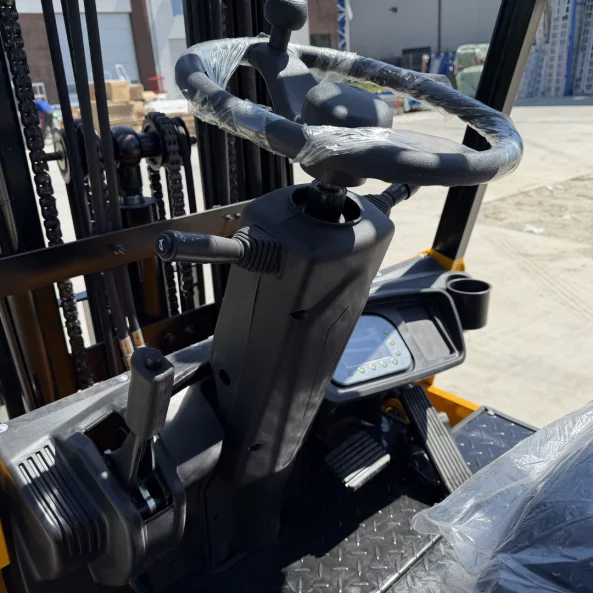 Stivuitor electric , 1500 kg ,inaltime de ridicare 4.5 m ,translatie stanga-dreapta