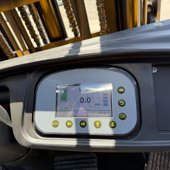 Stivuitor electric , 1500 kg ,inaltime de ridicare 4.5 m ,translatie stanga-dreapta