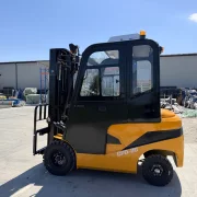 Stivuitor electric NM2, 2 Tone – înălțime de ridicare 4,5 m, cabină cu aer condiționat