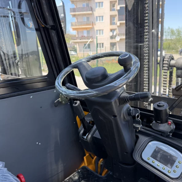 Stivuitor electric NM2, 2 Tone – înălțime de ridicare 4,5 m, cabină cu aer condiționat