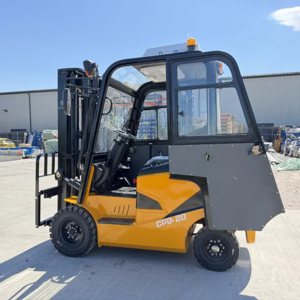 Stivuitor electric NM2, 2 Tone – înălțime de ridicare 4,5 m, cabină cu aer condiționat