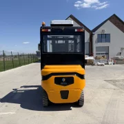 Stivuitor electric NM2, 2 Tone – înălțime de ridicare 4,5 m, cabină cu aer condiționat