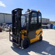 Stivuitor electric NM2, 2 Tone – înălțime de ridicare 4,5 m, cabină cu aer condiționat