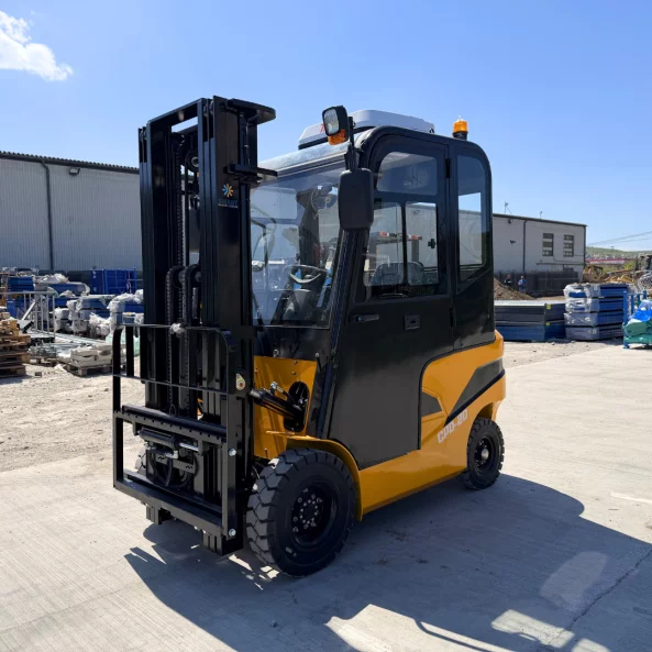 Stivuitor electric NM2, 2 Tone – înălțime de ridicare 4,5 m, cabină cu aer condiționat