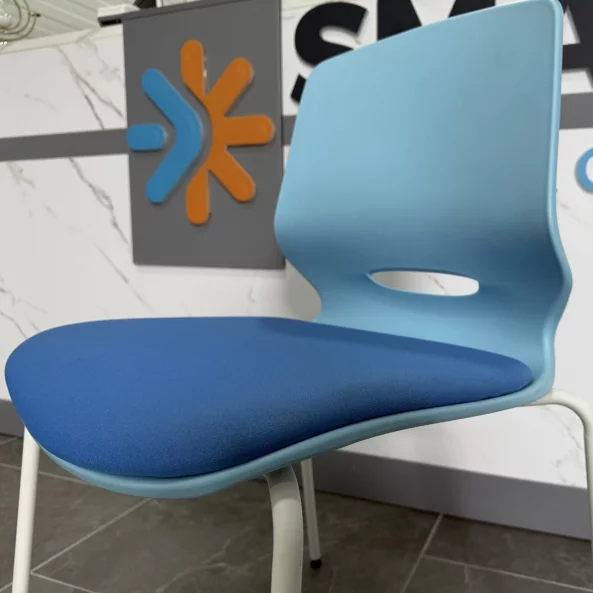 Ergonomikus irodai szék Seren, fix, fém lábakkal, szín: kék, méret: 400*440*835 mm