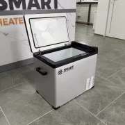 Autó hűtőcsomag okos hűtővel 50l kompresszor, 12/24/220v, LCD kijelzővel és bluetooth-al, 220V-os transzformátorral, zöld adóval + hőszigetelő védőburkolat