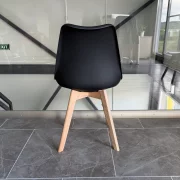 Silla Sydney de cuero ecológico negro, patas de madera – dimensiones 48x50x82 cm