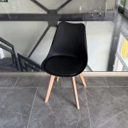 Silla Sydney de cuero ecológico negro, patas de madera – dimensiones 48x50x82 cm