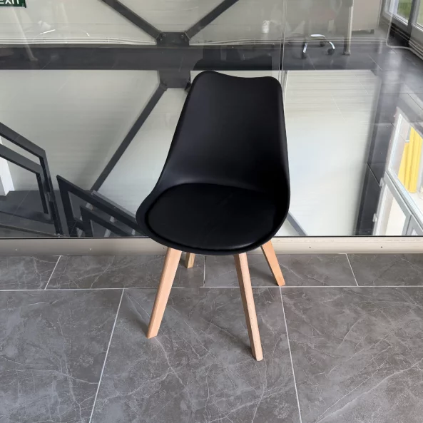 Silla Sydney de cuero ecológico negro, patas de madera – dimensiones 48x50x82 cm