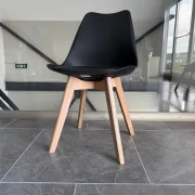 Silla Sydney de cuero ecológico negro, patas de madera – dimensiones 48x50x82 cm