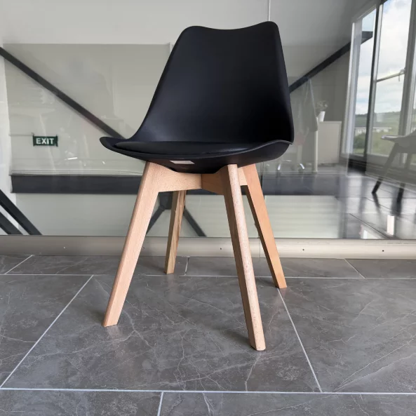 Silla Sydney de cuero ecológico negro, patas de madera – dimensiones 48x50x82 cm