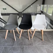Silla Sydney de cuero ecológico negro, patas de madera – dimensiones 48x50x82 cm
