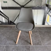 Silla Sydney de cuero ecológico gris, patas de madera – dimensiones 48x50x82 cm