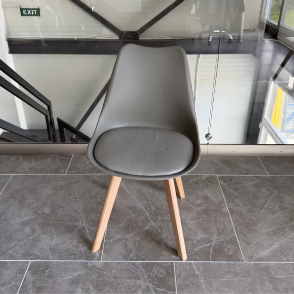 Silla Sydney de cuero ecológico gris, patas de madera – dimensiones 48x50x82 cm