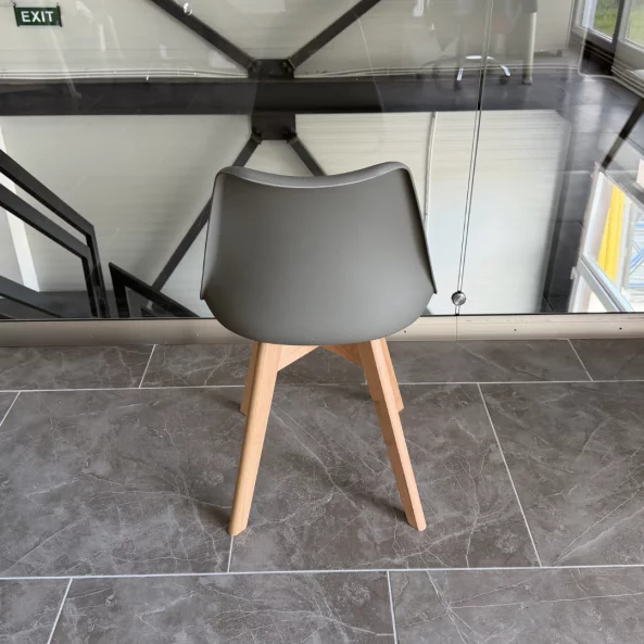 Silla Sydney de cuero ecológico gris, patas de madera – dimensiones 48x50x82 cm