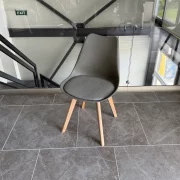 Silla Sydney de cuero ecológico gris, patas de madera – dimensiones 48x50x82 cm